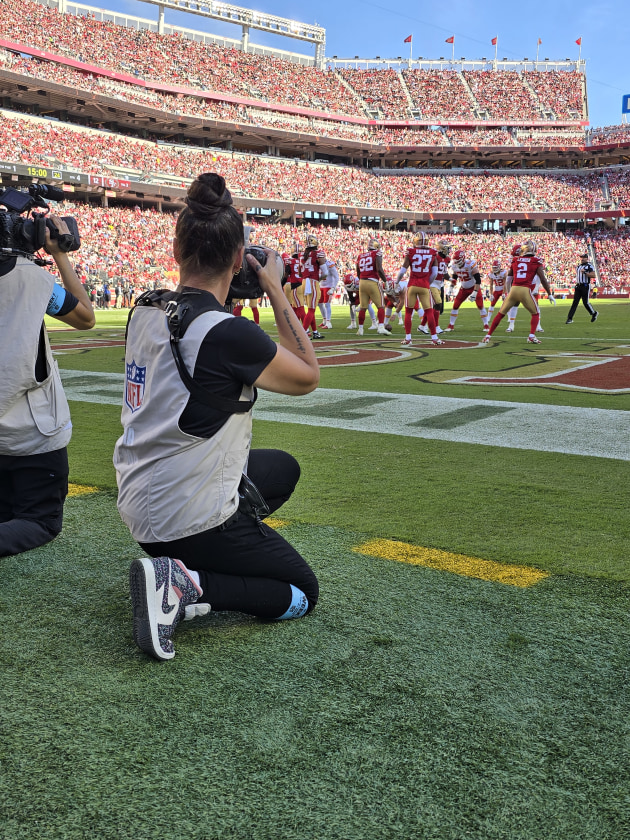 The Kansas City Chiefs get ready to run a play on the 49ers goal line.