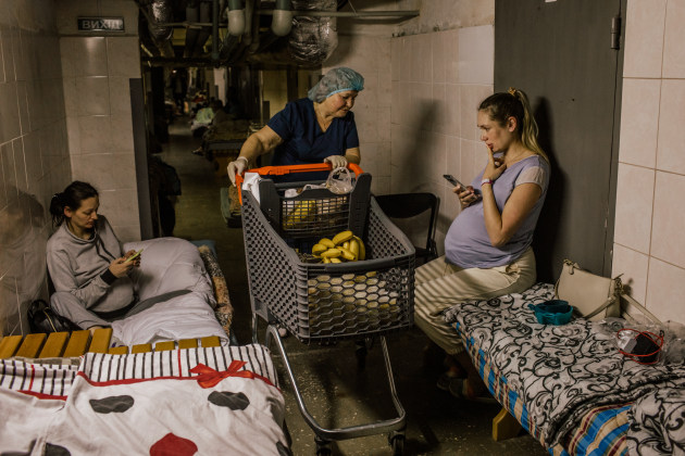 © Erin Trieb. Pregnant women and new mothers take shelter from Russian bomb attacks in the basement of a hospital. Kyiv, Ukraine, 2 March, 2022.