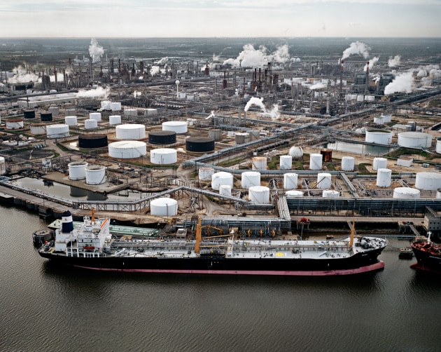 Oil Tanker and Refineries Pasadena, Texas, USA, 2004. © Edward Burtynsky, courtesy Flowers Gallery, Hong Kong / Sundaram Tagore Galleries, Singapore
